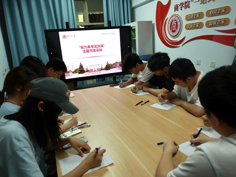 【河南日报】3000+学子受益！河南师大商学院打造“一站式”成长场
