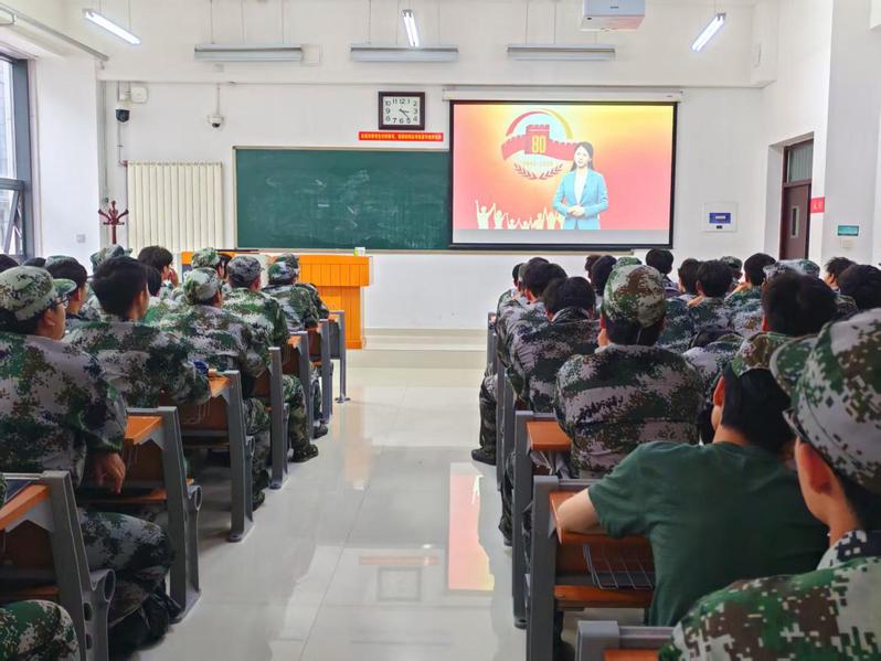 商学院组织学生观看“纪念中国人民抗日战争暨世界反法西斯战争胜利80周年”...