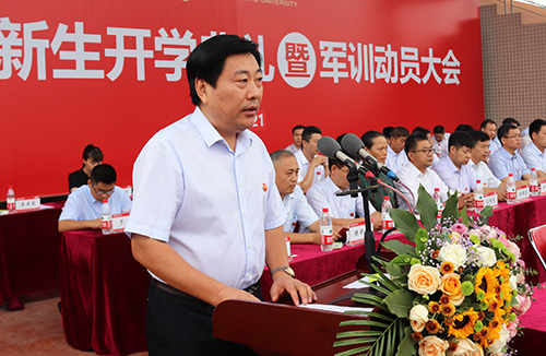 党委副书记陈广文宣读《“优秀新生奖学金”表彰决定》